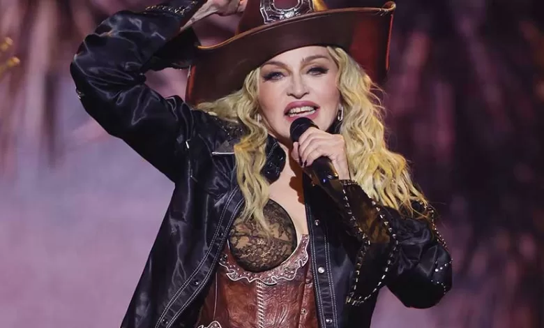 MADONNA’YA SAHNEDE PORNOGRAFİK ŞOV SUÇLAMASI